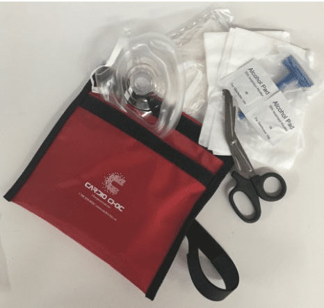 Kit de premiers soins RESQ-AID dans sac de nylon rouge cardio choc comprend masque de poche, gants, ciseaux, rasoir, tampon, d'alcool et compresse